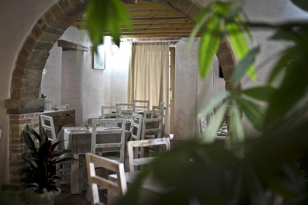 Abas Ristorante Pizzeria Affittacamere Ales Exterior photo